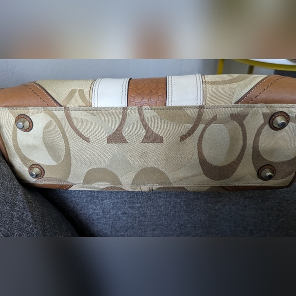 COACH SIGNATURE HAMPTON OPTIC HAND BAG. - Picture 13 of 16